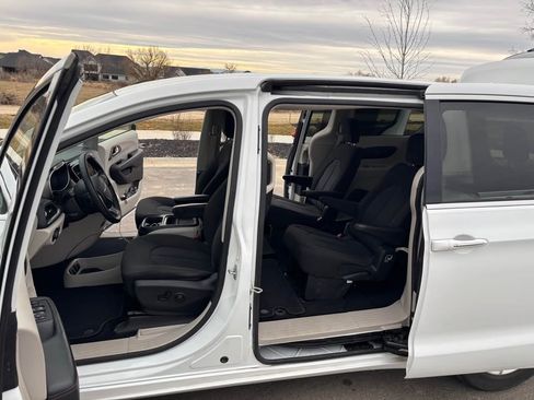 Used 2020 Chrysler Pacifica Touring image 15