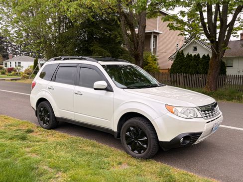 Used 2013 Subaru Forester 2.5X Premium w/ All-Weather Pkg AWD/4WD image 2