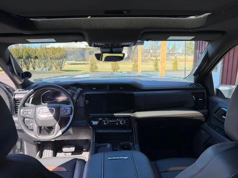 Used 2024 GMC Sierra 2500 AT4 w/ Technology Package image 9