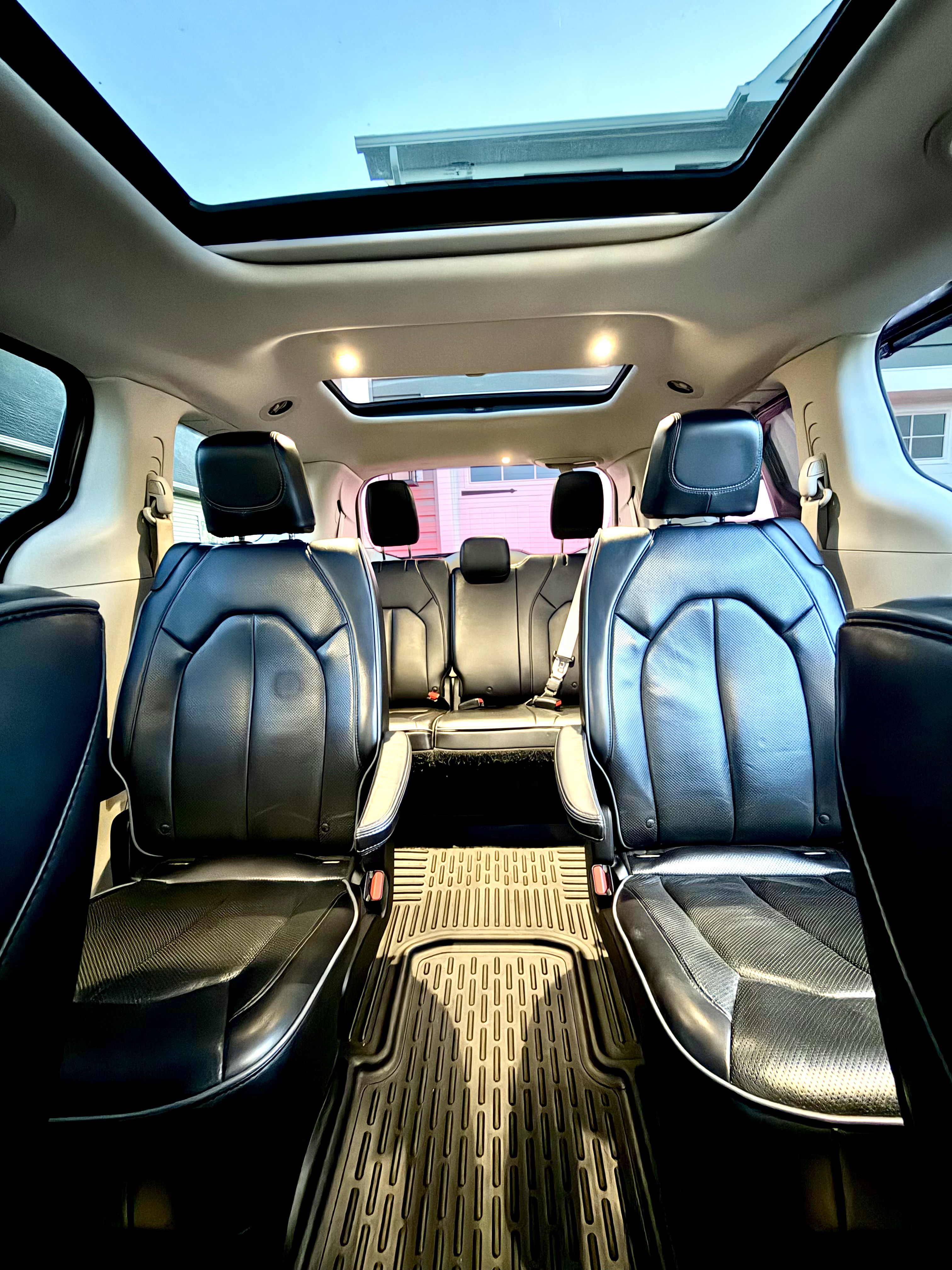 Used 2018 Chrysler Pacifica Limited w/ Tire & Wheel Group FWD image 22