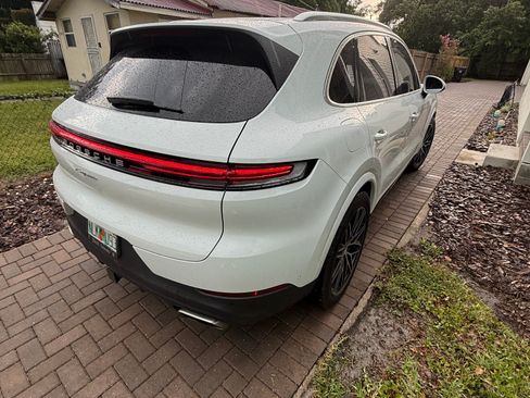 Used 2024 Porsche Cayenne AWD/4WD image 5