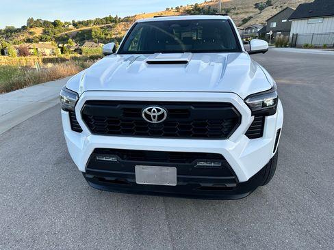 Used 2024 Toyota Tacoma TRD Sport w/ TRD Sport Premium Package AWD/4WD image 5