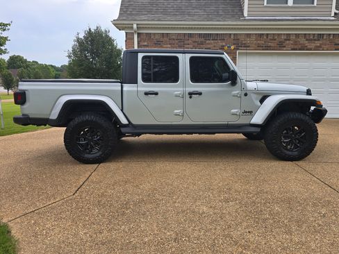 Used 2022 Jeep Gladiator Sport AWD/4WD image 9