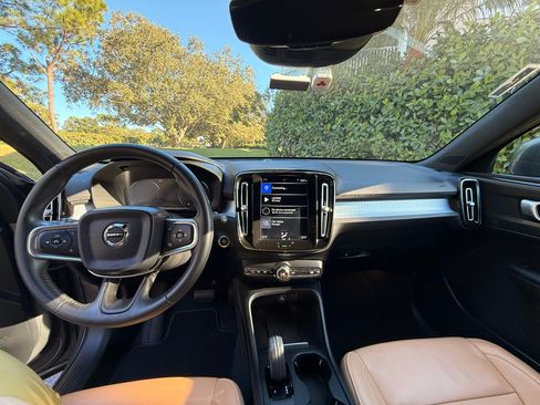 Used 2019 Volvo XC40 T4 Momentum image 8