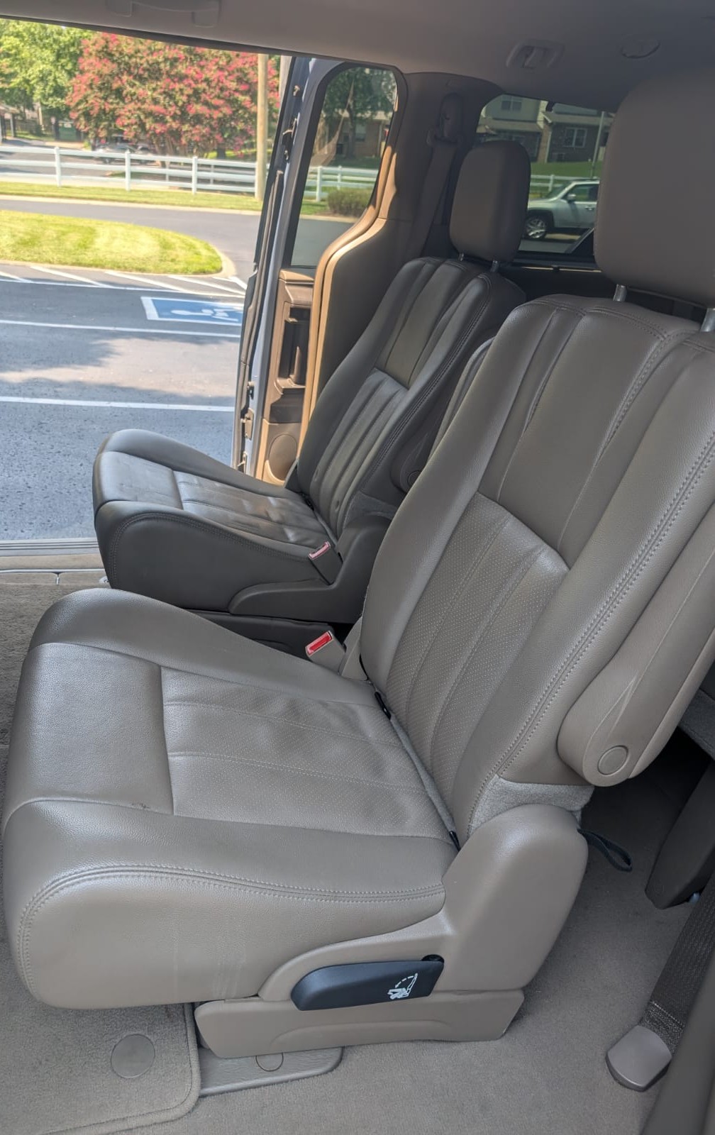 Used 2013 Chrysler Town & Country Touring-L w/ Entertainment Group #2 FWD image 12