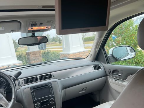 Used 2012 Chevrolet Suburban LT image 12