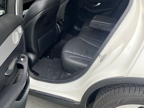 Used 2019 Mercedes-Benz GLC 350e 4MATIC image 11