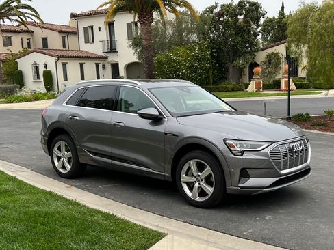Used 2019 Audi e-tron Prestige w/ Prestige Package AWD/4WD image 1