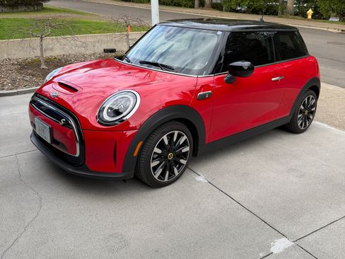 Used 2024 MINI Cooper SE image 1