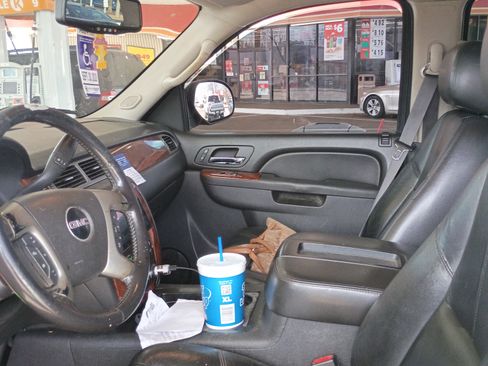 Used 2012 GMC Yukon XL SLT w/ SLT-2 Equipment Package image 8