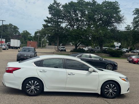Used 2017 Nissan Altima 2.5 S w/ Power Driver Seat Package image 6