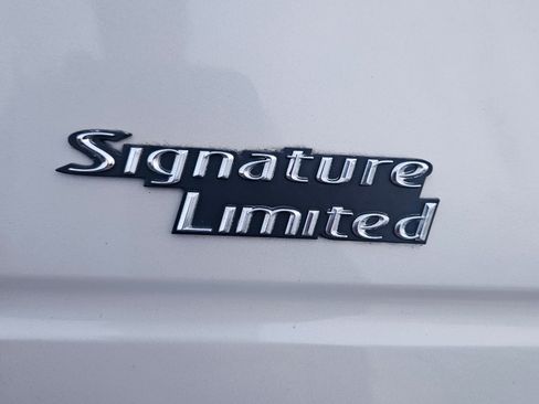 Used 2006 Lincoln Town Car Signature Limited image 6