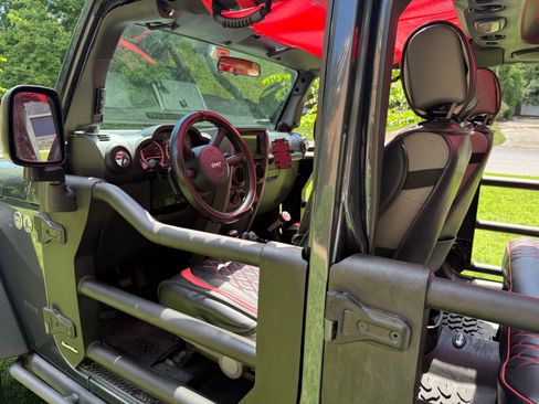 Used 2008 Jeep Wrangler Unlimited Rubicon w/ Dual Top Group AWD/4WD image 8