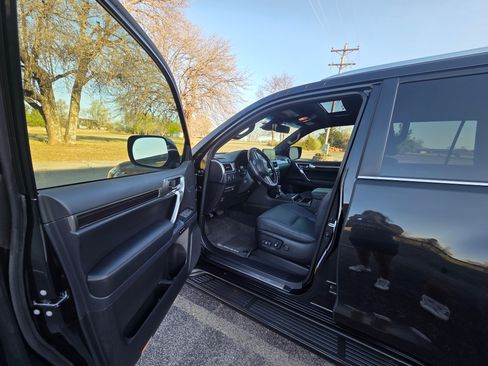 Used 2022 Lexus GX 460 Premium w/ Accessory Package image 16