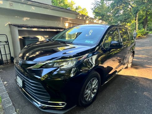 Used 2022 Toyota Sienna XLE image 1