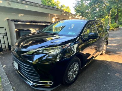 Used 2022 Toyota Sienna XLE