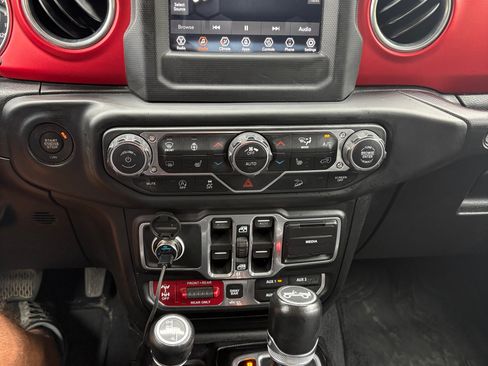 Used 2018 Jeep Wrangler Unlimited Rubicon w/ LED Lighting Group AWD/4WD image 13