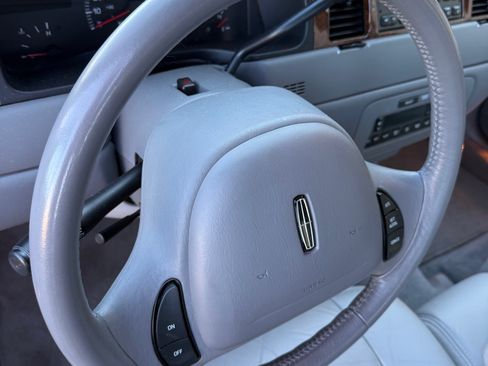 Used 2001 Lincoln Town Car Executive RWD image 8