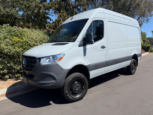 Used 2025 Mercedes-Benz Sprinter 2500 image 4