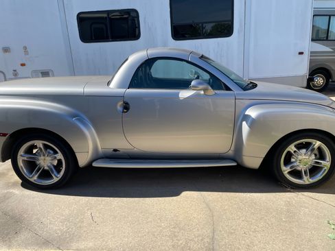 Used 2005 Chevrolet SSR w/ Preferred Equipment Group RWD image 5