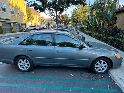 Used 2002 Toyota Avalon XLS image 1