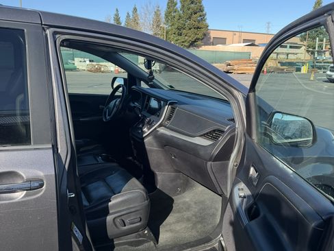 Used 2017 Toyota Sienna SE Premium image 15
