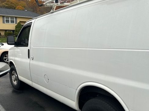 Used 2011 Chevrolet Express 2500 image 6