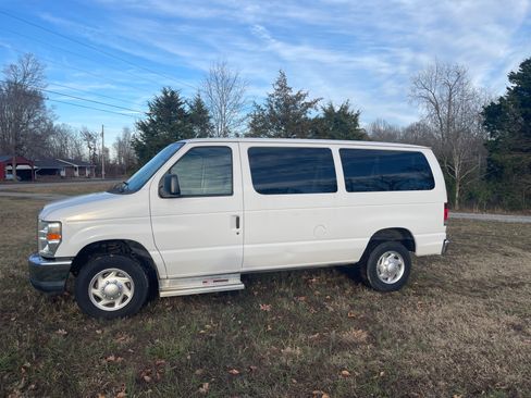 Used 2011 Ford E-350 and Econoline 350 XLT RWD image 2