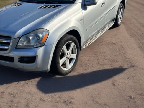 Used 2009 Mercedes-Benz GL 320 BlueTEC 4MATIC image 4