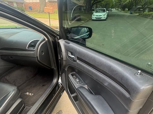 Used 2015 Chrysler 300 Limited image 9