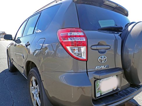Used 2011 Toyota RAV4 4WD V6 w/ Tow Prep Pkg image 6