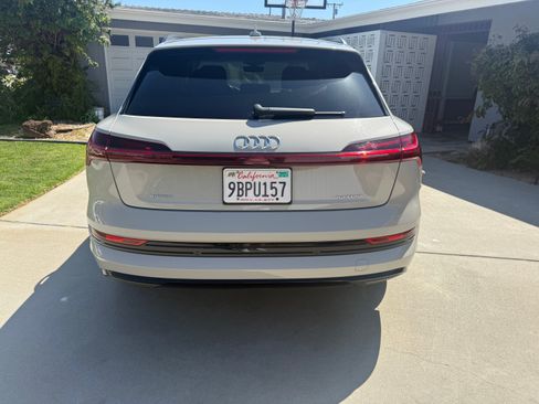 Used 2022 Audi e-tron Premium w/ Convenience Plus Package AWD/4WD image 8