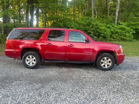 Used 2014 GMC Yukon XL SLT w/ SLT-2 Equipment Package AWD/4WD image 1