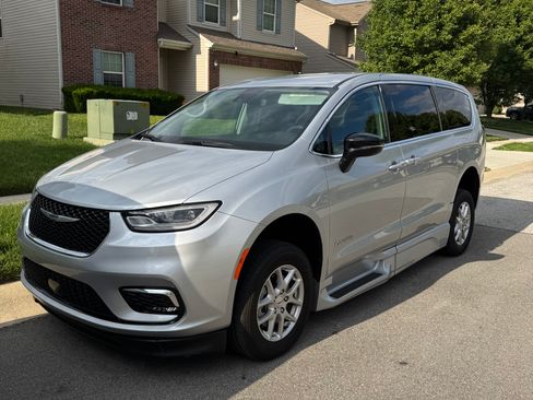 Used 2024 Chrysler Pacifica Touring-L FWD image 2