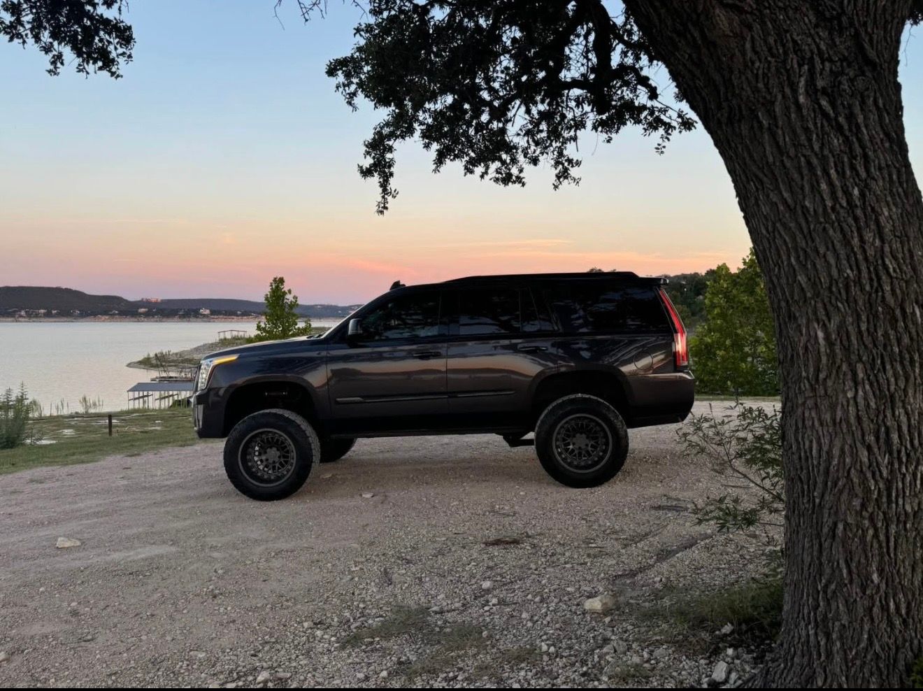 Used 2016 Cadillac Escalade Luxury RWD image 1