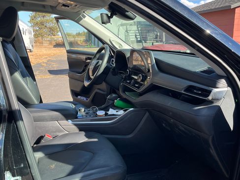 Used 2024 Toyota Highlander Platinum image 9