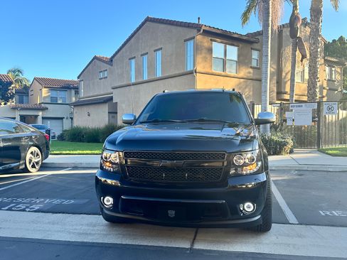 Used 2010 Chevrolet Avalanche LTZ image 2