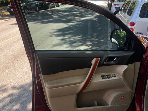 Used 2010 Toyota Highlander Limited image 34