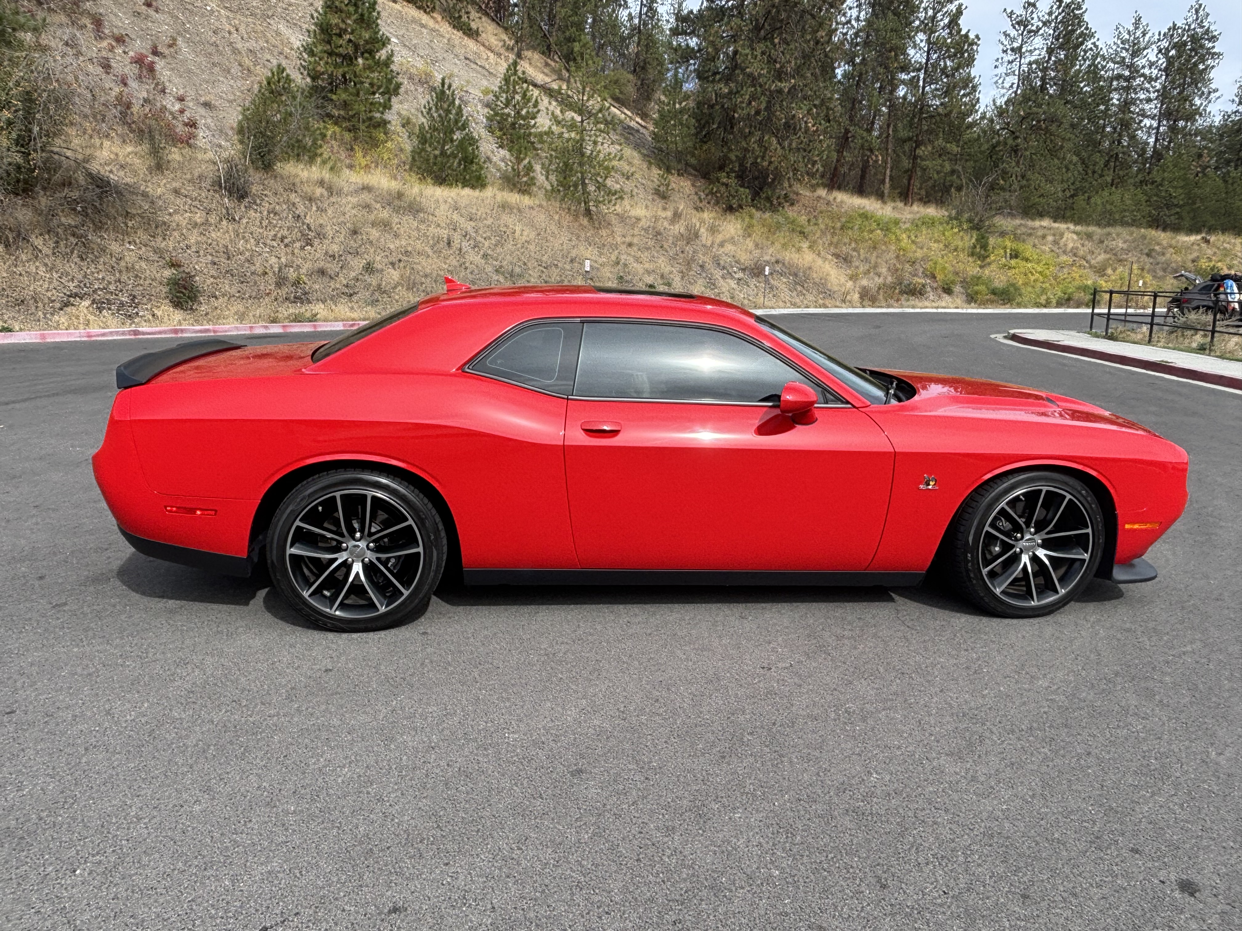 Used 2016 Dodge Challenger R/T Scat Pack w/ Leather Interior Group RWD image 15