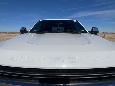 Used 2022 Ford F250 Platinum w/ FX4 Off-Road Package image 2