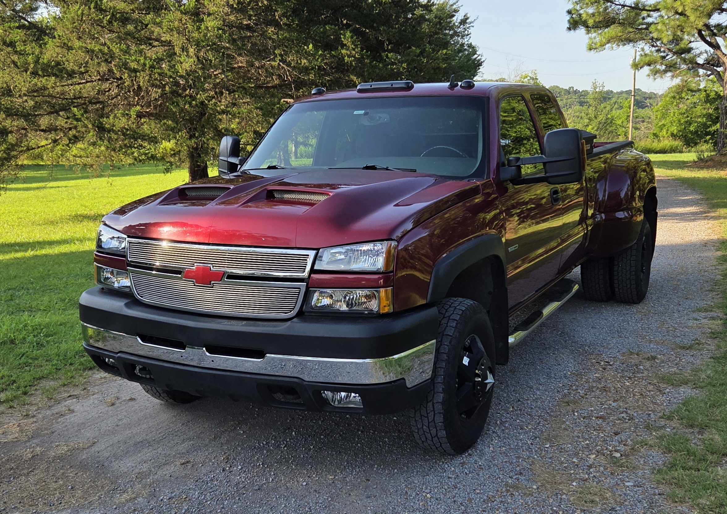 Used 2006 Chevrolet Silverado 3500 LT w/ Heavy-Duty Power Package AWD/4WD image 2
