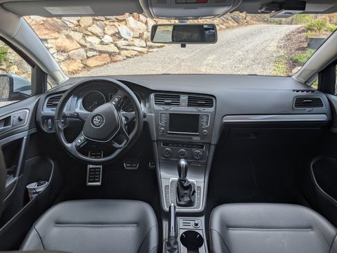 Used 2017 Volkswagen Golf Alltrack S image 5