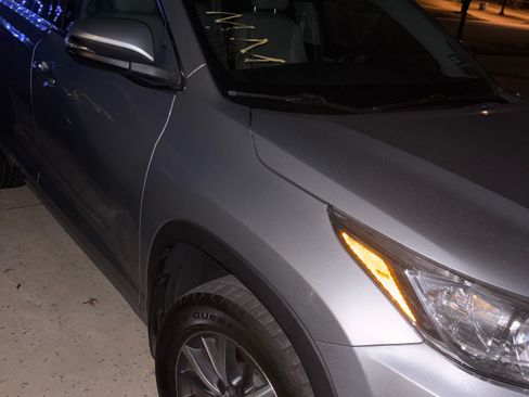 Used 2017 Toyota Highlander XLE image 4