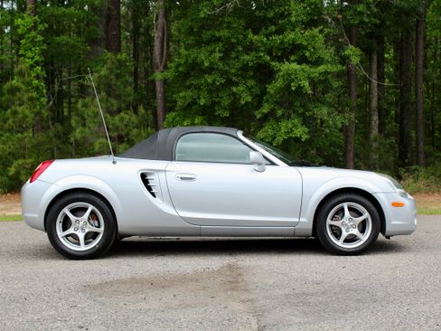 Used 2003 Toyota MR2 RWD image 21