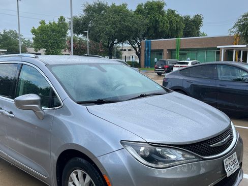 Used 2019 Chrysler Pacifica Touring-L FWD image 5