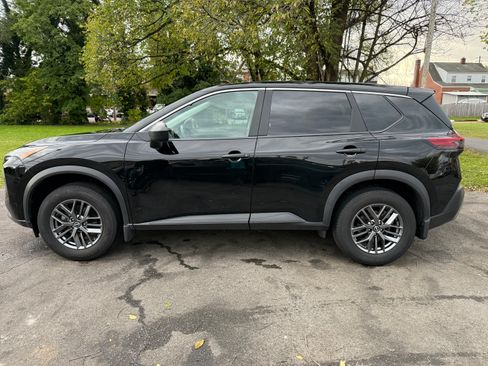 Used 2023 Nissan Rogue S image 1