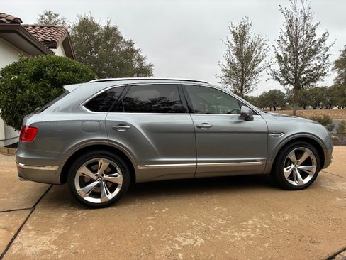 Used 2018 Bentley Bentayga Onyx Edition image 8