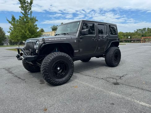 Used 2014 Jeep Wrangler Unlimited Rubicon w/ Connectivity Group AWD/4WD image 2
