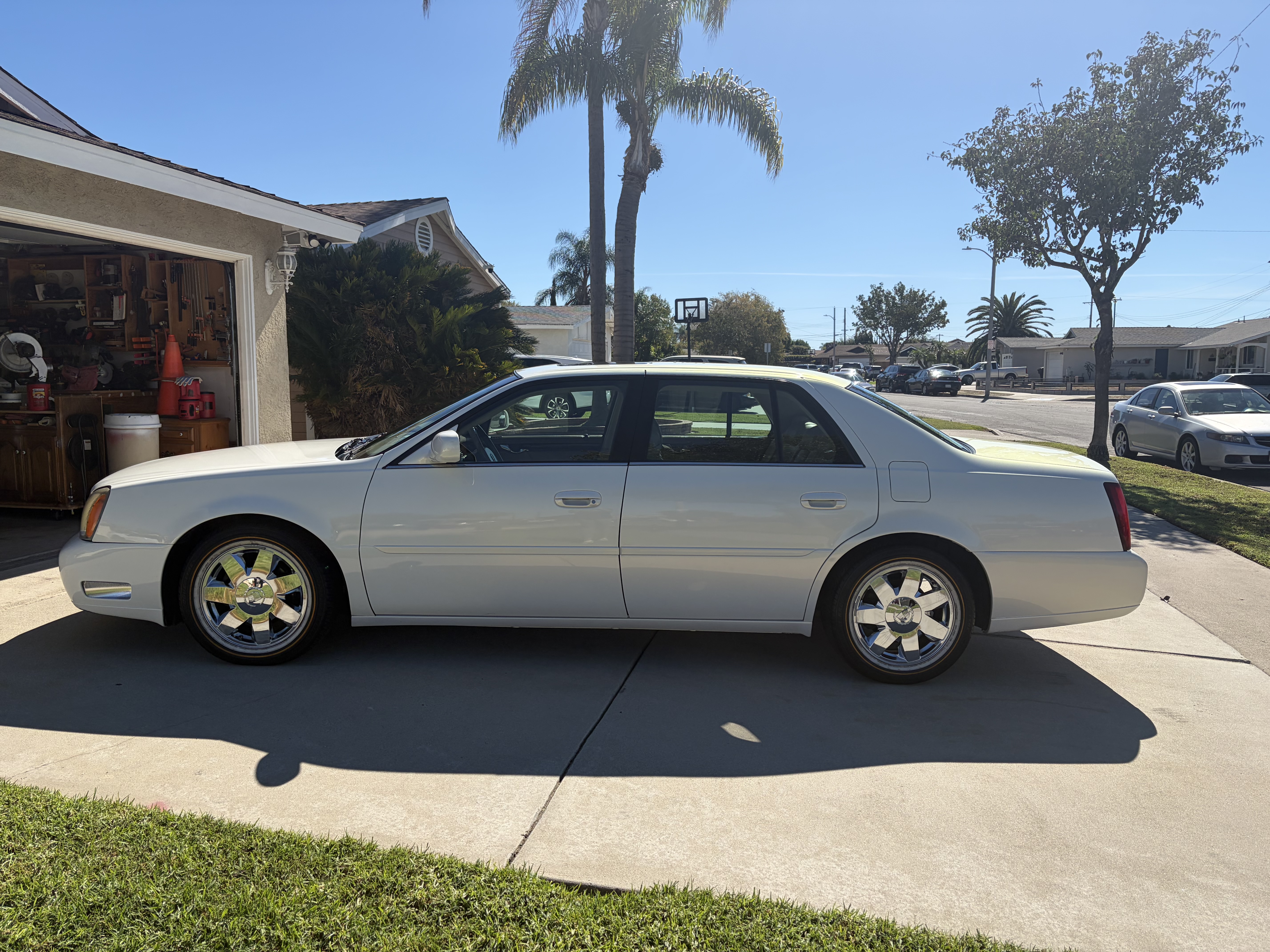 Used 2004 Cadillac De Ville DTS w/ Equipment Group FWD image 1