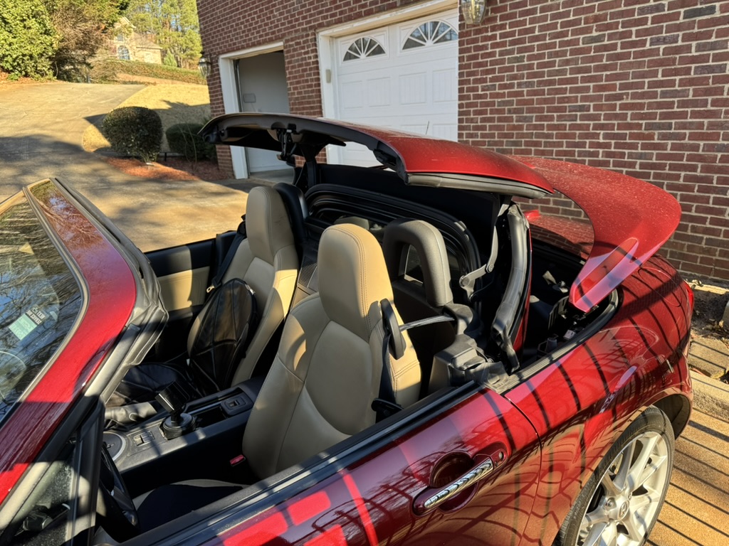 Used 2010 MAZDA MX-5 Miata Grand Touring w/ Premium Pkg RWD image 9